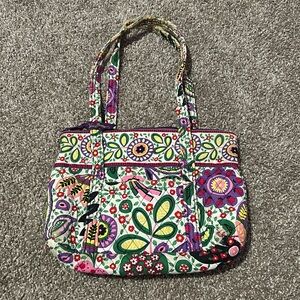 A Vera Bradley bag in very good condition